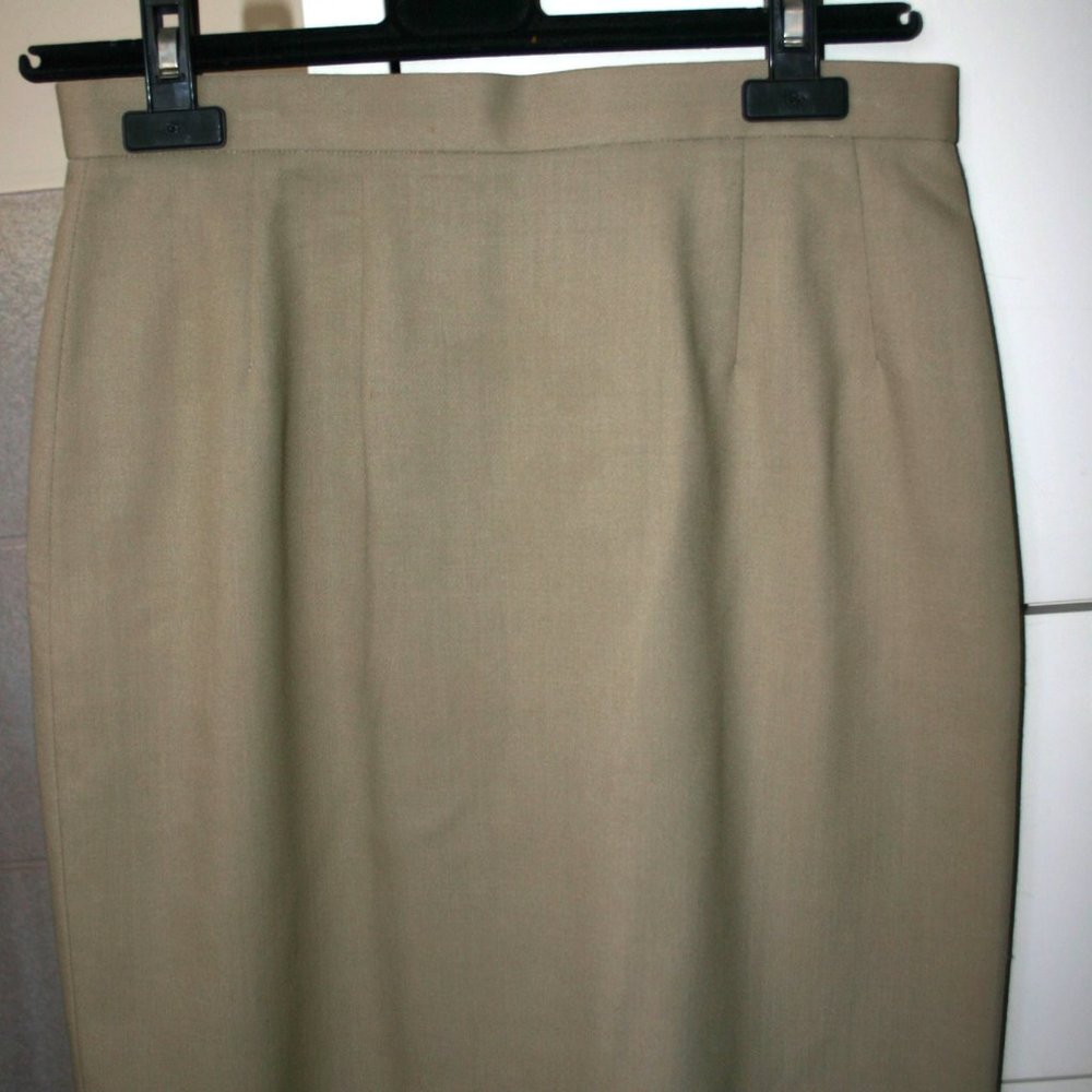 CARLISLE Short Skirt 20" Tan in Color Fully Lined Size 8 Never Worn Pristine